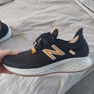 New Balance Fresh Foam Roav Men's Size 10 Black MROASBW Leather Trim